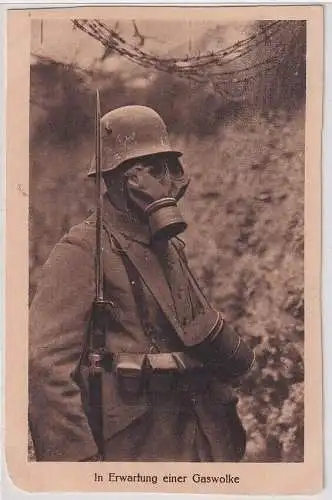 27328 Ak In Erwartung einer Gaswolke: Soldat mit Gasmaske und Seitengewehr 1917