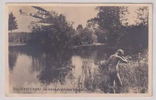 62869 Ak Der Seeflieger im verborgenen Winkel: nackte Frau beim Baden 1918