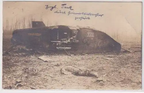 82072 Foto Ak Englischer Tank durch Granatwerfer zerstört in Frankreich 1918