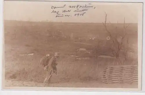 81130 Foto Ak Ornes bei Verdun deutscher Lanzer mit Marschgepäck 1918