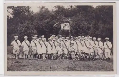 91877 AK Radfahrverein Bernsdorf Sachsen - Mitglieder in Uniform mit Fahne