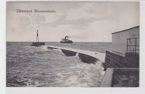 24208 AK Ostseebad Warnemünde - Kaimauer mit Dampfer 1910