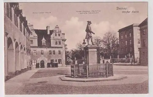 07888 Ak Dessau Großer Markt mit Anna-Liese-Haus und Denkmal um 1940