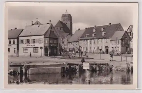 39590 Foto Ak Wolgast Konsum am Peenestrom 1954