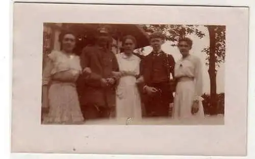 24790 Foto Ak Wittenberg Gruppenbild vor Laube 1918