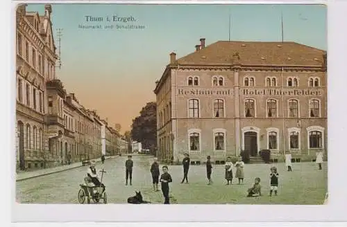 91503 Ak Thum im Erzgebirge Neumarkt und Schulstrasse, Hotel Thierfelder um 1910