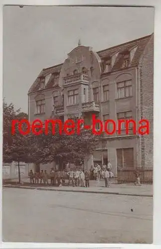 80257 Foto Ak Leipzig Wohnhaus mit Soldaten davor um 1915