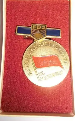 DDR Abzeichen FDJ Parteitagsinitiative IX. Parteitag im Etui