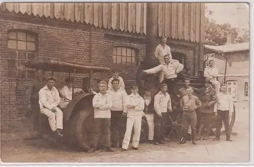 58017 Foto Ak Rickling in Holstein Bauernhof mit Traktoren um 1920