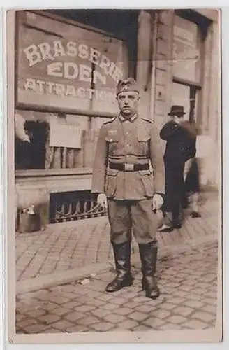 17541 Foto Ak Deutscher Soldat vor Brasserie Eden in Frankreich im 2. Weltkrieg