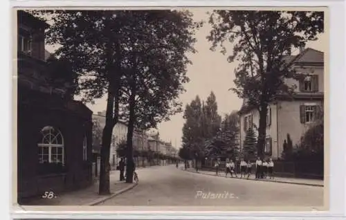 94368 AK Pulsnitz - Straßenansicht mit Schülern in Uniform 1937