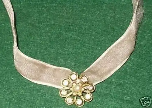 hübsches Halsband Stoff mit eleganter Brosche um 1930