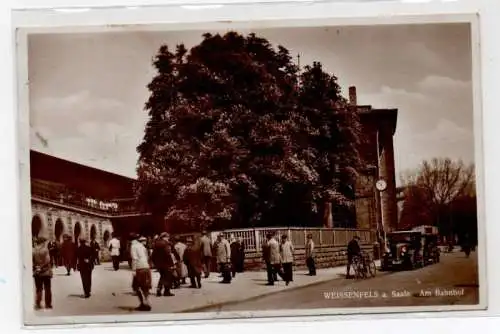 80765 Foto Ak Weissenfels a. Saale Am Bahnhof 1927