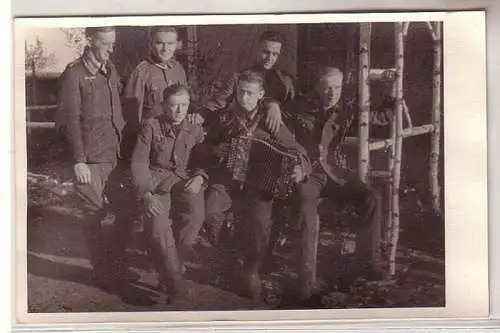 48604 Foto Ak Leski Polen Karpathen Soldaten mit Schifferklavier im 2. Weltkrieg