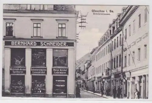 98621 Ak Glauchau in Sachsen Brüderstraße mit Firma Bernhard Schneider um 1910