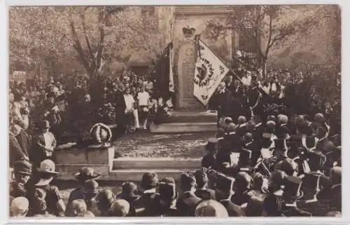 95695 Foto Ak Regis-Breitingen Versammlung am Kriegerdenkmal um 1920