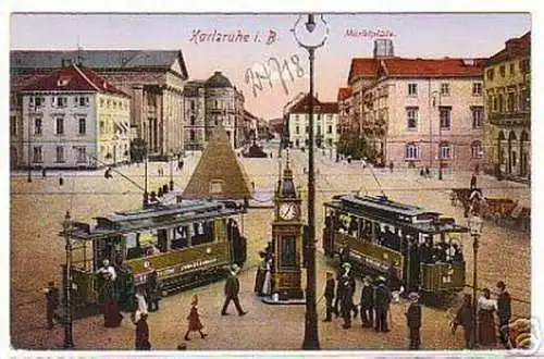 06516 Ak Karlsruhe Marktplatz mit Straßenbahnen um 1920