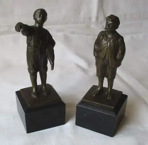 Hübsches Paar Bronze Figuren "Zwei Buben" auf Marmorsockel um 1920 (109630)