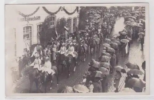 900920 Foto Ak Hameln Militärkolonne vor Bankgeschäft um 1915