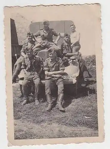 54597 Foto Deutsche Soldaten sitzen auf LKW mit Kennzeichen im 2. Weltkrieg