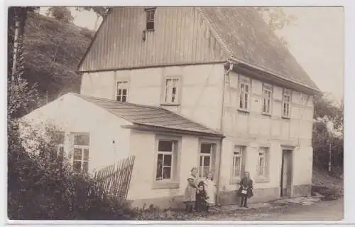 78568 Foto AK Leipzig? Kinder stehen vor Haus, Fachwerkhaus um 1910