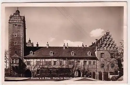 67030 Ak Strehla an der Elbe Partie im Schloßhof um 1930