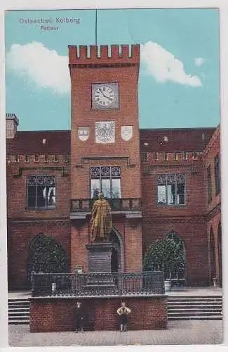 908319 Ak Ostseebad Kolberg - Blick auf das Rathaus um 1920