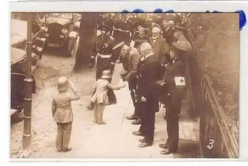 53643 Foto Ak Kind mit Stahlhelm gratuliert Feldmarschall von Hindenburg um 1915