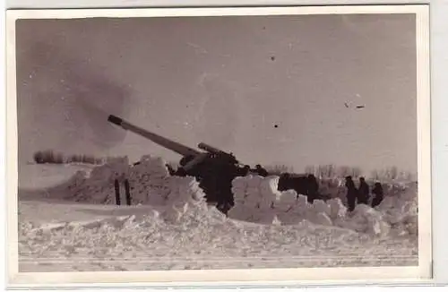 28030 Foto Ak Leski Polen Karpathen Geschütz in Wintertarnung im 2. Weltkrieg