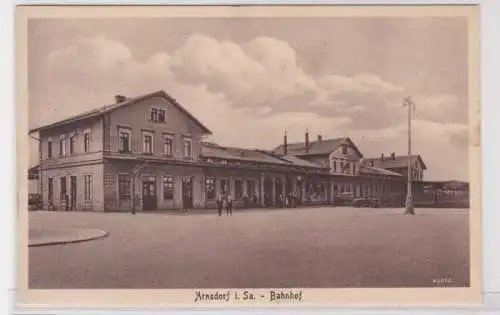 94388 Ak Arnsdorf in Sachsen Bahnhof Vorplatz 1927