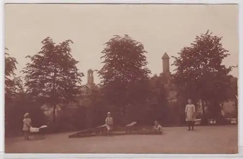 85842 Foto Ak Auerbach im Vogtland Kinder auf Spielplatz ? um 1920