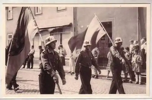 28327 Foto DDR Feuerwehrumzug mit verchromten Helmen um 1960