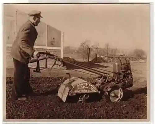 38813 Foto Bauer Landwirtschaft Fräswalze um 1940