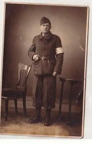 58481 Foto Ak französischer Soldat mit Armbinde in Oschatz im 2. Weltrieg 1942