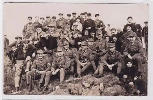 99050 Foto Ak Gruppe Soldaten und Zivilisten um 1930