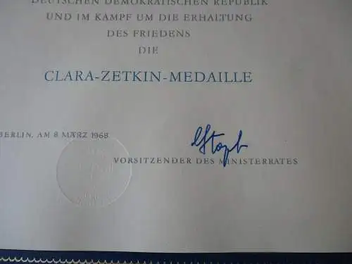 seltene DDR Clara-Zetkin-Medaille Silber im Etui plus Urkunde 1968 (159669)