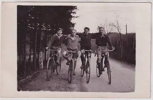 64714 Ak Satrap Photo 4 junge Fahrradfahrer Sportler auf Waldweg um 1910