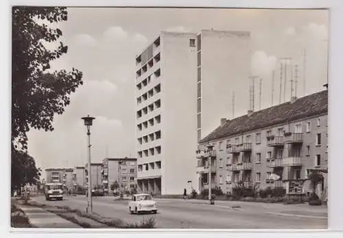 84193 Ak Weissenfels Merseburger Straße mit Hochhaus 1974