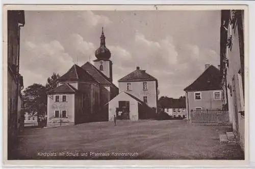 93054 AK Kirchplatz mit Schule und Pfarrhaus Konnersreuth 1941