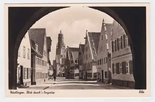 52779 Ak Nördlingen Blick durchs Bergertor um 1930