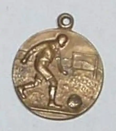 Kleine Medaille mit Fussballspieler um 1920