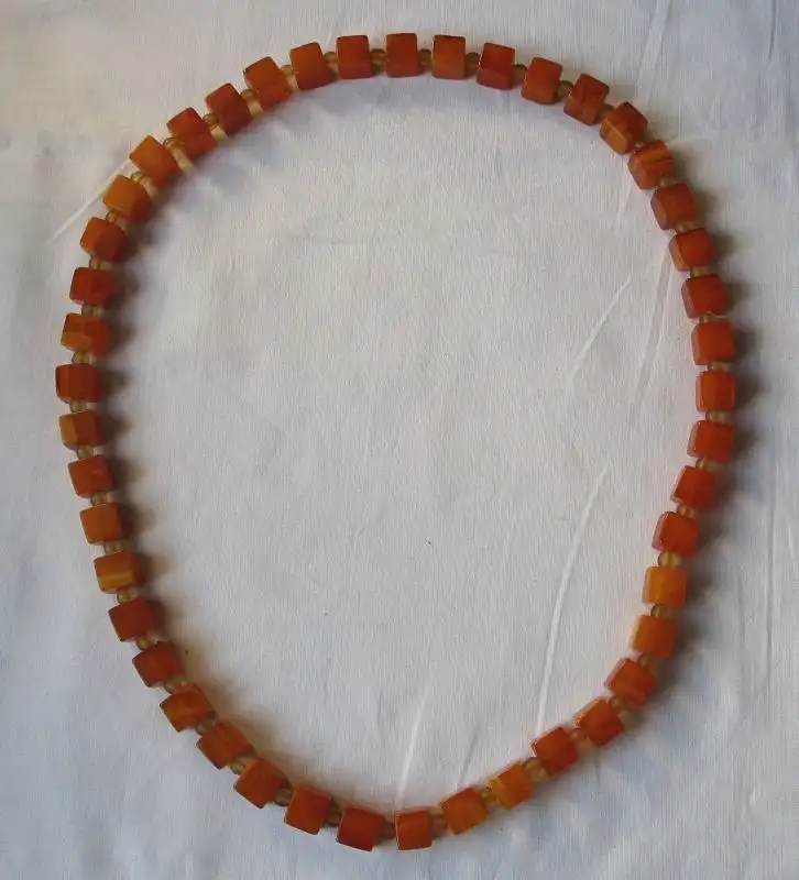 alte Bernstein Bakelit Kunststoff Kette in Würfel - Form ca. 67 cm lang (129475) 0
