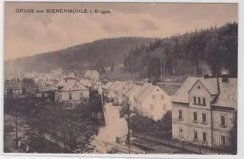 906956 Ak Gruß aus Bienenmühle im Erzgebirge Bahnübergang um 1930