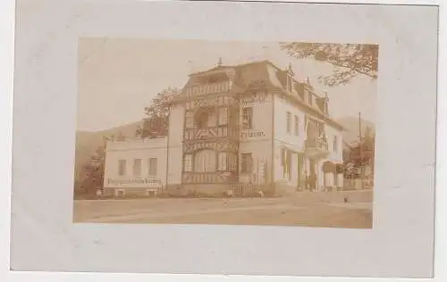 907153 Foto Ak Krummhübel im Riesengebirge Frisör und Apotheke um 1920