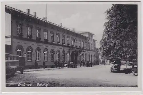 904161 Ak Greifswald Bahnhof mit Autos davor um 1940