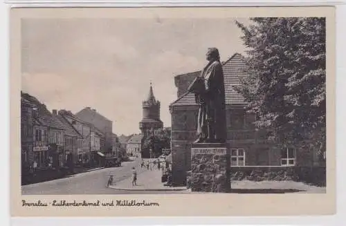 78019 Ak Prenzlau - Lutherdenkmal, Mitteltorturm, Straßenansicht mit Geschäften