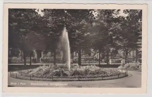 24114 Ak Stolp in Pommern Bismarckplatz mit Springbrunnen um 1930