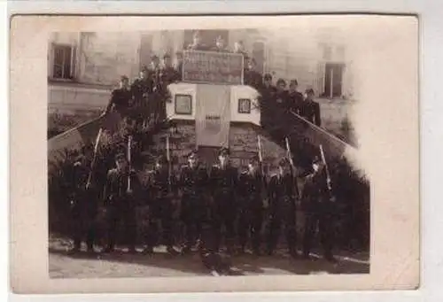 44008 Foto Veltheim Kommando vor dem Gebäude 1950