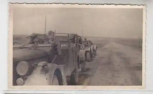 64154 Foto Ak Deutsche Soldaten mit Fahrzeugkolonne im 2. Weltkrieg