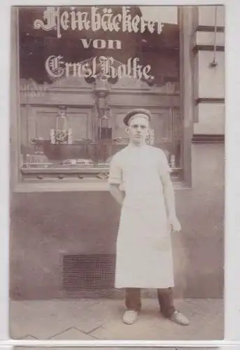 94486 Foto AK Feinbäckerei von Ernst Rothe, Schaufenster mit Mann in Bäckerkluft